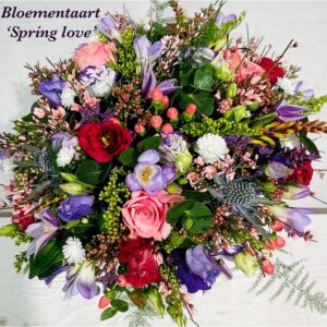 Bloementaart “Spring love” eustoma , roos , distel ,solidago ,fresia ,groensoorten ,incl onderbord