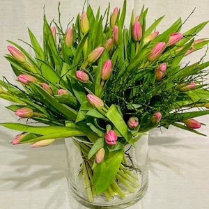 tulpenboeket incl vaas , het voorjaar in huis , gemengde , rode ,roze ,geel , met bosbes