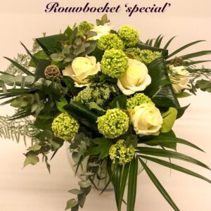 rouwboeket "special " mooi groot boeket , vele soorten bloemen die er op dat moment aanwezig zijn