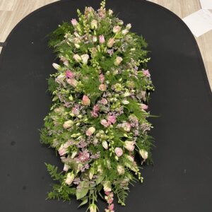 kistversiering , roos ,eustoma , delphinium , camanula , statice , groensoorten