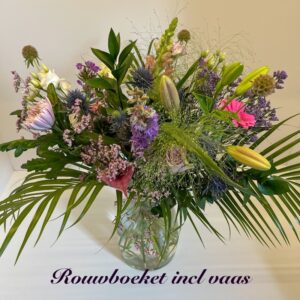 rouwboeket incl vaas , lelie ,gerbera ,roos , groensoorten ,scabiosa , eustoma
