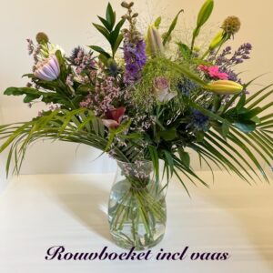 rouwboeket incl vaas , lelie ,gerbera ,roos , groensoorten ,scabiosa , eustoma
