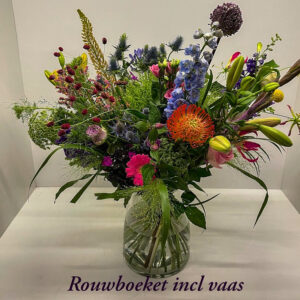 rouwboeket incl vaas , lelie ,gerbera ,roos , groensoorten ,scabiosa , eustoma