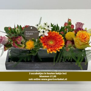 houten bakjes met glazen vaasjes , gerbera , roos ,eustoma, groensoorten ,mooi kado