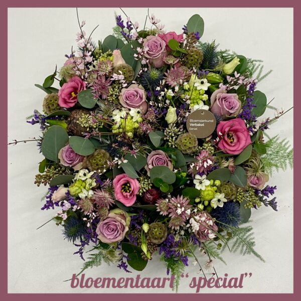mooie grote bloementaart "special" in 2 maten te verkrijgen incl onderbord ! Rosen , eustoma,waxflower , scabiosa , groensoorten
