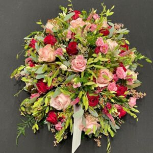 mooie rouwtoef , roze avalanche rozen ,red naomi rozen , groensoorten, eustoma ,grassen ,veroni