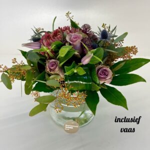 boeket incl vaas , vele soorten bloemen , gerbera , chrijsant ,en andere mooie kleurige bloemen