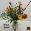 Boeket "Judith" , vrolijk veldboeket , met gerbera , kangeroepootjes ,nutans ,Lelie en vele andere soorten en natuurlijk een pauwenveer , in 3 maten te bestellen
