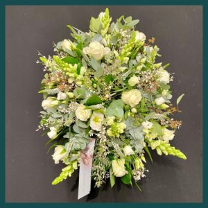 mooie wit/groene rouwtoef , stijlvol gemaakt door ons team , in 3 verschillende prijsklasse te bestellen , roos , leeuwerik , eucalipthus , eustoma , groensoorten