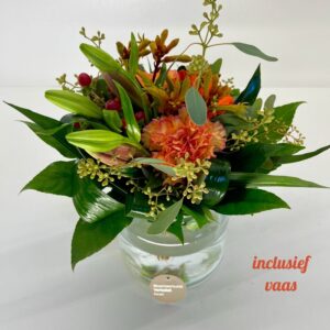 boeket incl vaas , vele soorten bloemen , gerbera , chrijsant ,en andere mooie kleurige bloemen