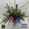 Veldboeket "Amber" is een kleurrijk boeket in 3 maten te bestellen , met oa lelie, delphinium , Alstroemeria , roos , waxflower , statiche etc ook mooie groensoorten .