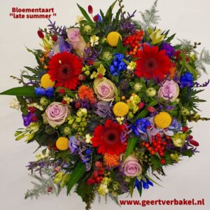 Bloementaart "Late Summer" smaakvolle keuze van bloemen en bessen, in 2 maten te bestellen 25 en 35 cm doorsnede incl onderbord .