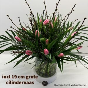 Supermooi tulpenboeket met bosbes en kersenbloesem incl mooie cylinder vaas van 19 cm