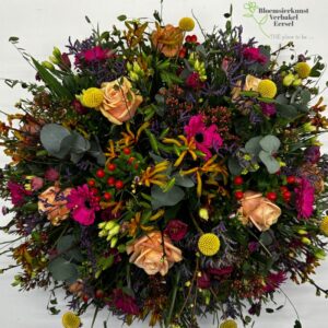 Mooie biedermeier met gemengde bloemen