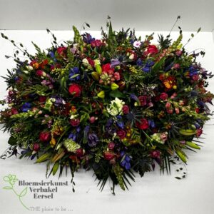 exclusief rouwstuk met bloemen van dit moment 110 cm groot