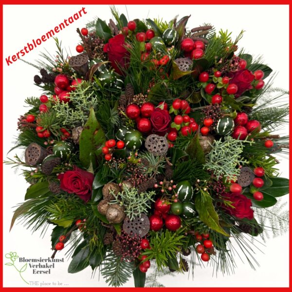 Kerstbloementaarten incl onderbord in 3 maten , 15 cm - 25 cm en 35 cm in rood of wit te bestellen , daar blijf je van genieten , wat een mooi kado om te geven of om te krijgen . schrijft u er een leuk kaartje bij 