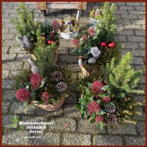 grote rotan mand met buitenplanten en kerst-decoratie